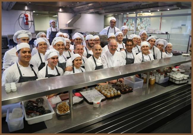 Rodeado del equipo en la cocina.