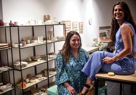 Dos amigas abogadas abren en Bilbao una tienda de decoración en la que recibir clases de cerámica