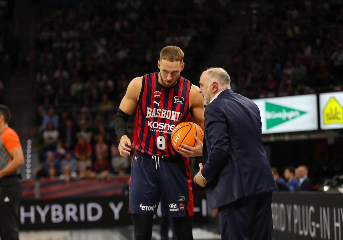 Sedekerskis habla con Laso durante el partido.