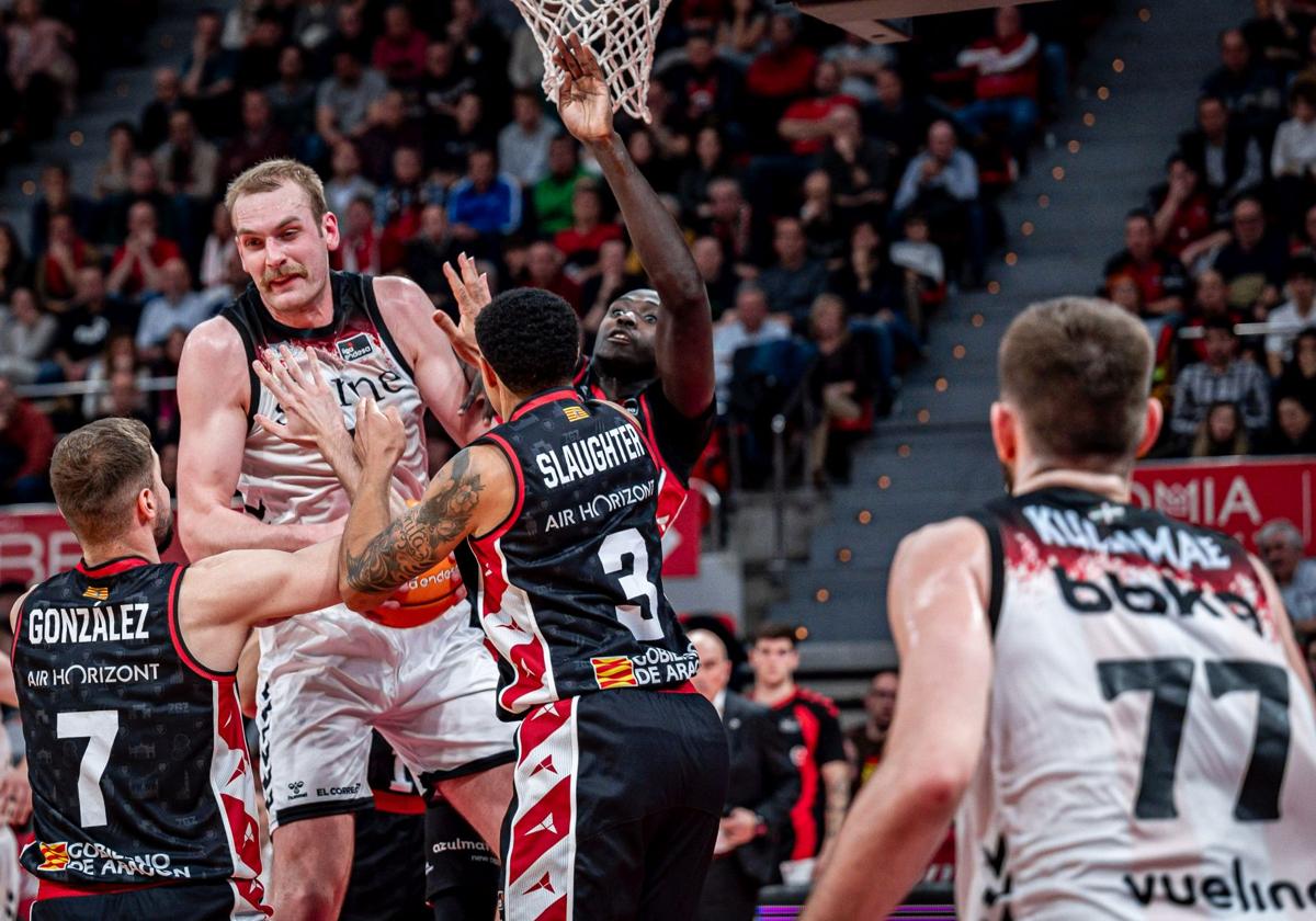 Hlinason pelea por un balón con tres jugadores del Zaragoza.