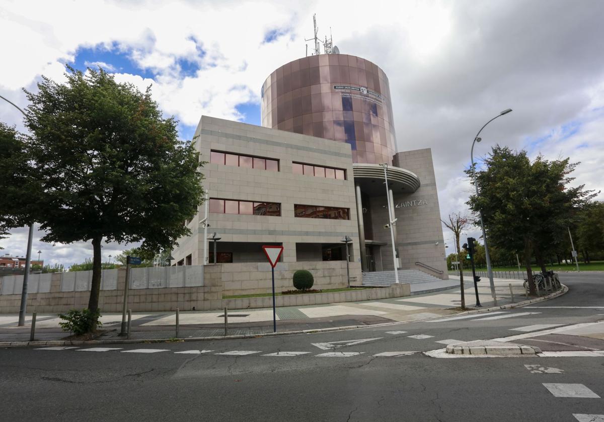 Exterior de la comisaría de la Ertzaintza en Vitoria.