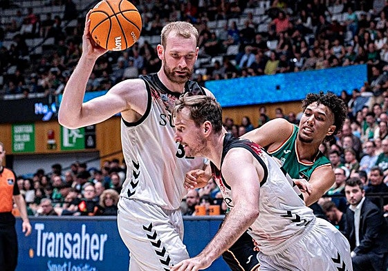 Gielo fue el mejor hombre de negro con un 19 de valoración.