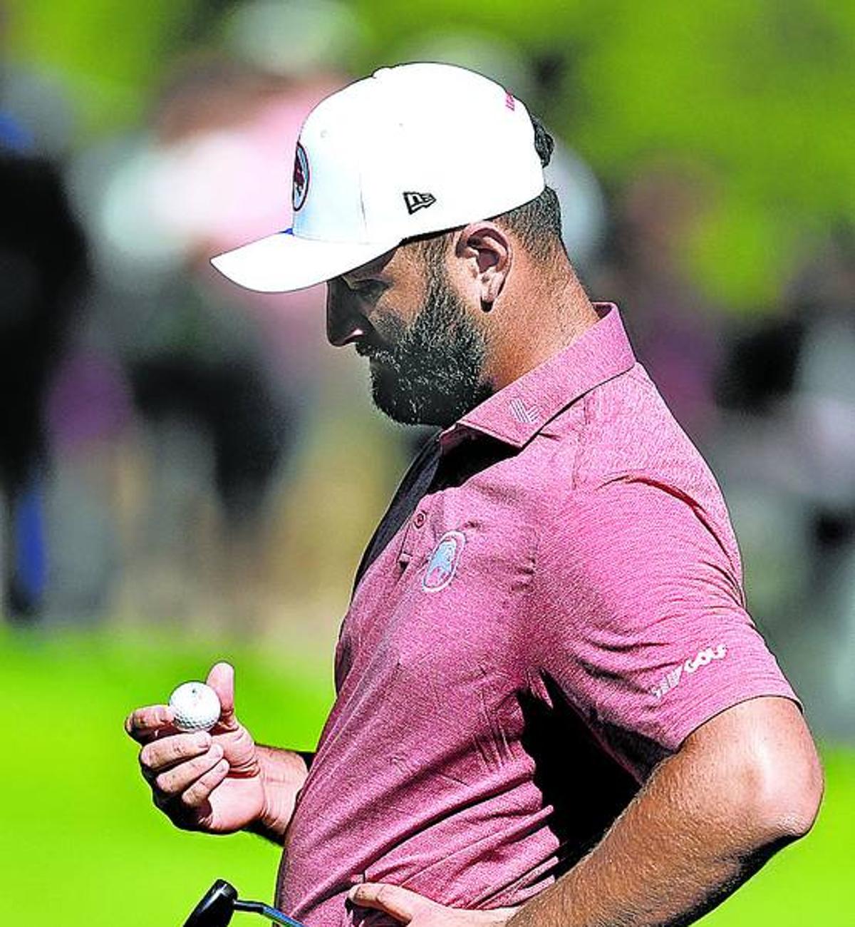 Jon Rahm mira pensativo a la bola durante la segunda jornada.