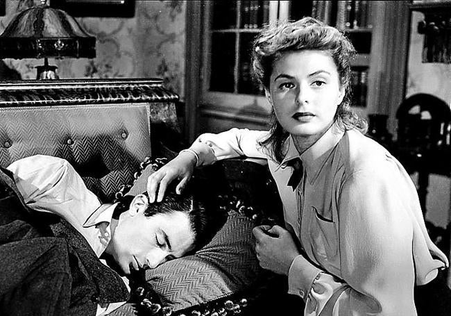 Ingrid Bergman vela el sueño de Gregory Peck en 'Recuerda'.