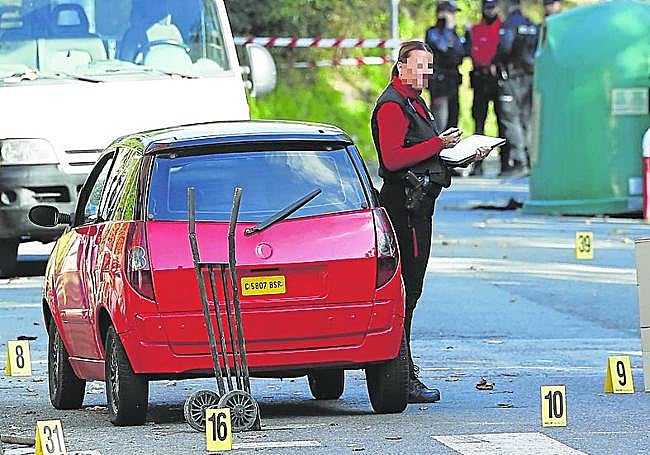 La Policía Científica recoge evidencias en el lugar del tiroteo.