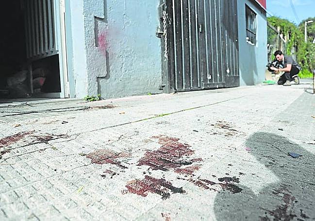 El charco de sangre de la víctima sin limpiar.