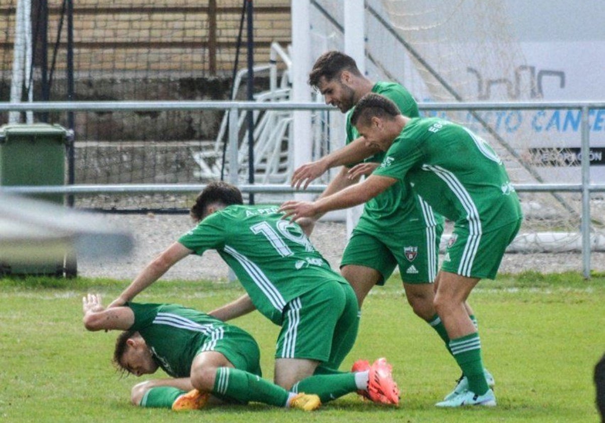 Los jugadores del Arenas celebran uno de los goles que marcaron al Barbastro.