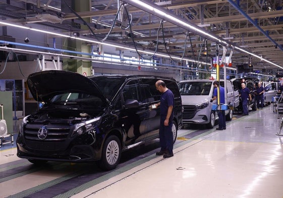 Trabajadores de Mercedes Vitoria, en las líneas de Montaje Final