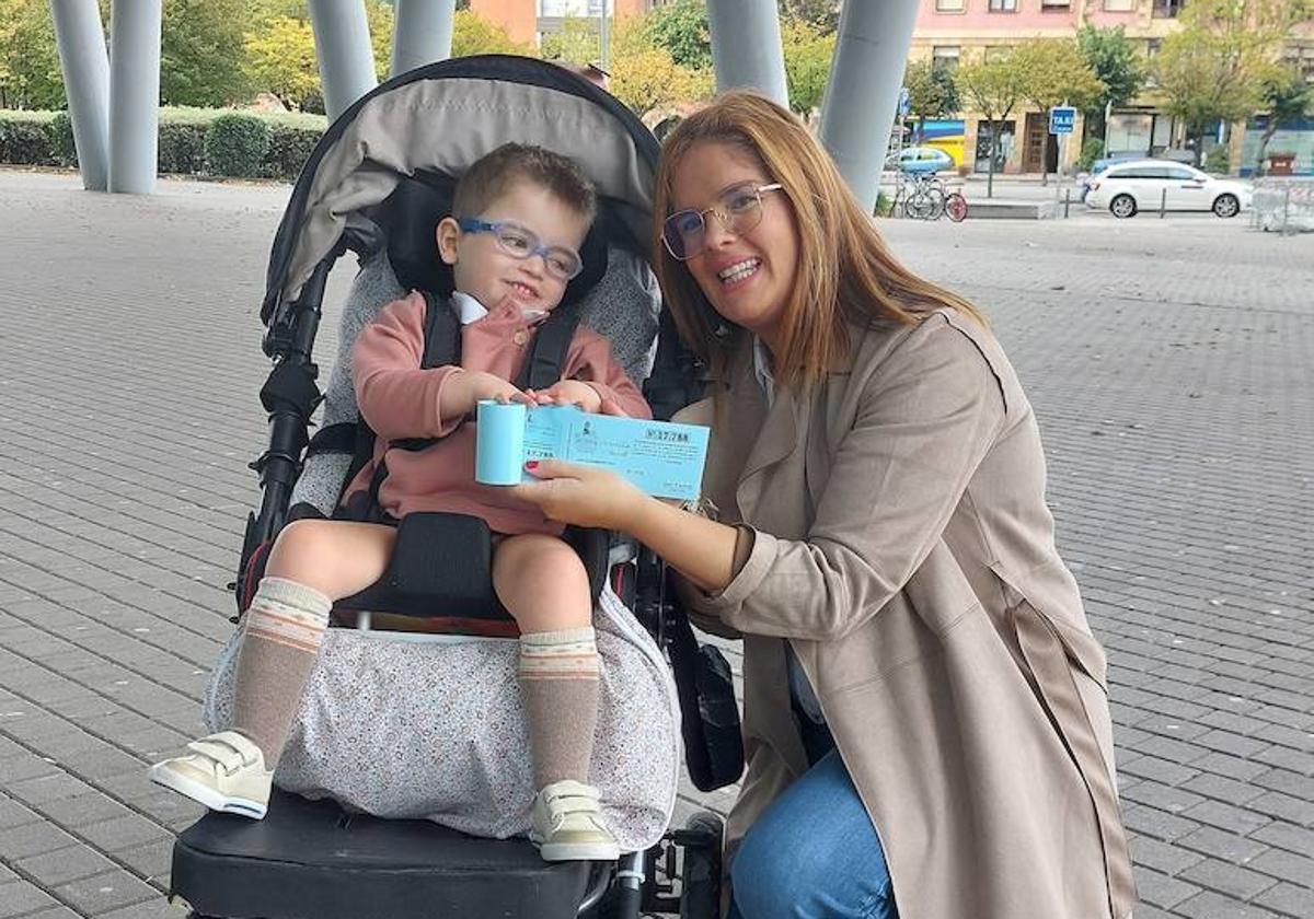 Erika Pretel y el pequeño Danel, de 3 años, muestran su lotería navideña.