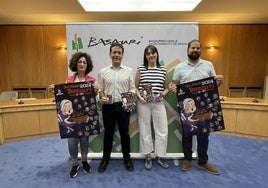 La concejala de Fiestas, Berta Montes; el alcalde, Asier Iragorri; la presidenta de Herriko Taldeak, Ane García y el vicepresidente de la entidad, Txema Pereda.