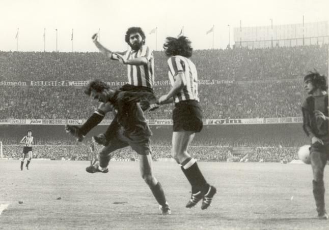 Agustín Gisasola despejando el balón de cabeza ante el intento de remate de Neeskens.