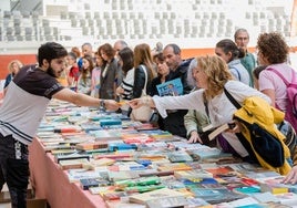 Una edición anterior del Mercado de Trueque de Libros en el Iradier Arena.