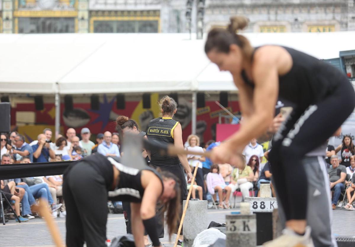 Imagen de una competicion femenina de deporte rural durante las pasadas fiestas de Bilbao.