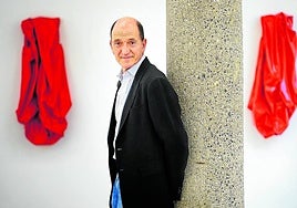 Ignacio Carreras, junto a una obra de Ángela de la Cruz, artista con la que su galería abre temporada.