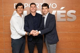 El director deportivo Sergio Fernández, Joaquín Panichelli y el presidente Alfonso Fernández de Trocóniz.