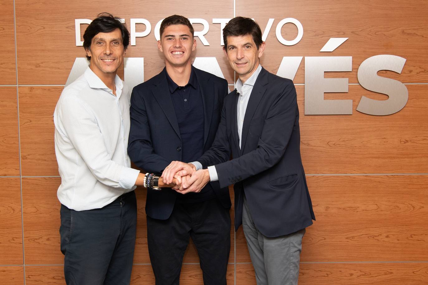 El director deportivo Sergio Fernández, Joaquín Panichelli y el presidente Alfonso Fernández de Trocóniz.