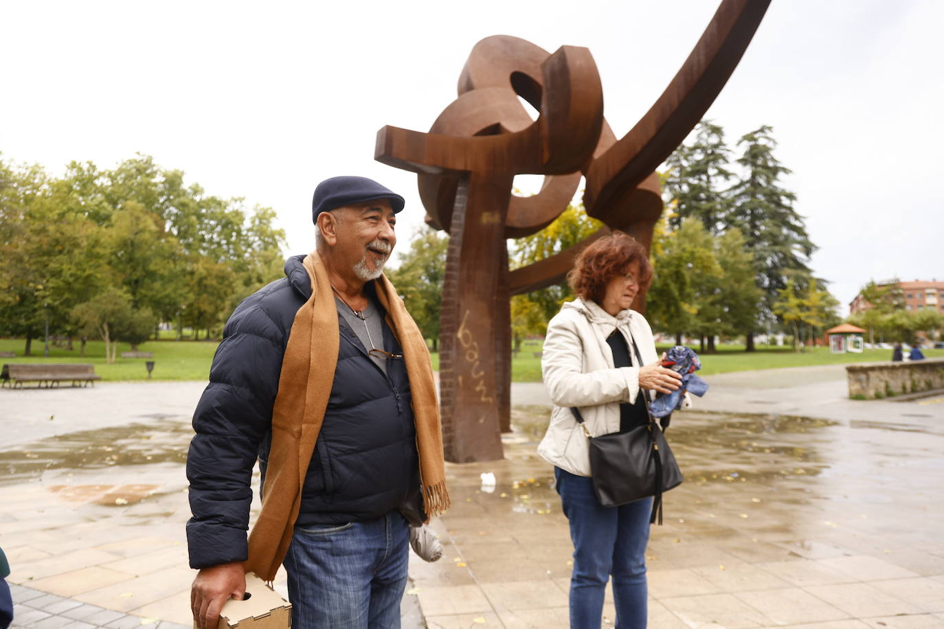 Padura y su mujer Lucía pasean frente el Guk de Amurrio.