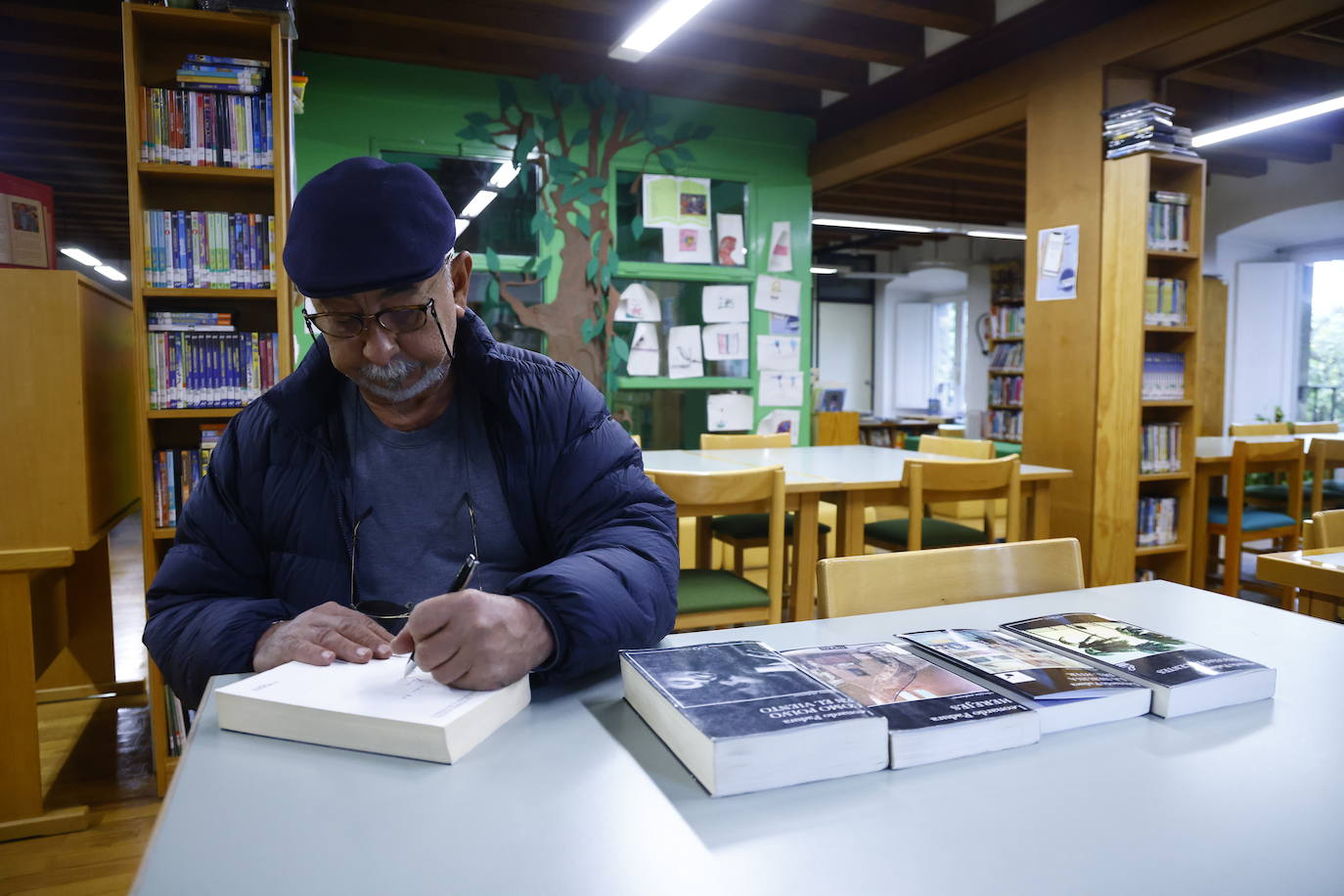 El autor firma ejemplares en La Casona, la biblioteca del pueblo.