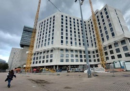 El edificio todavía en obras está situado en una explanada entre la estación de metro de Ansio y el BEC.