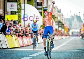 Marianne Vos se impuso en el sprint a Lotte Kopecky.