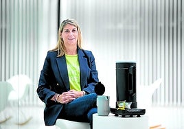 Ana Martínez, cofundadora de Almotech, posa junto a Yenxa, el electrodoméstico que elabora jabón a partir de aceite usado.