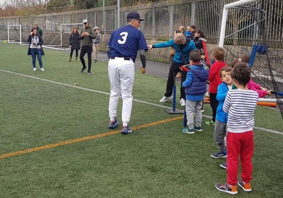 Encuentro de béisbol en Fadura, dentro del programa municipal de deporte escolar 'Multikirolak' de Getxo.