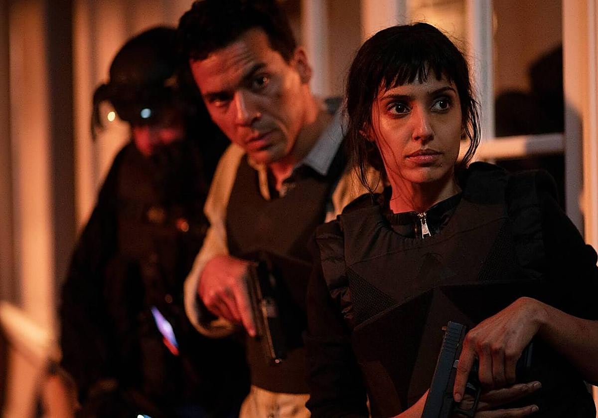 Ritu Arya y Tewfik Jallab protagonizan 'Objetivo París'.