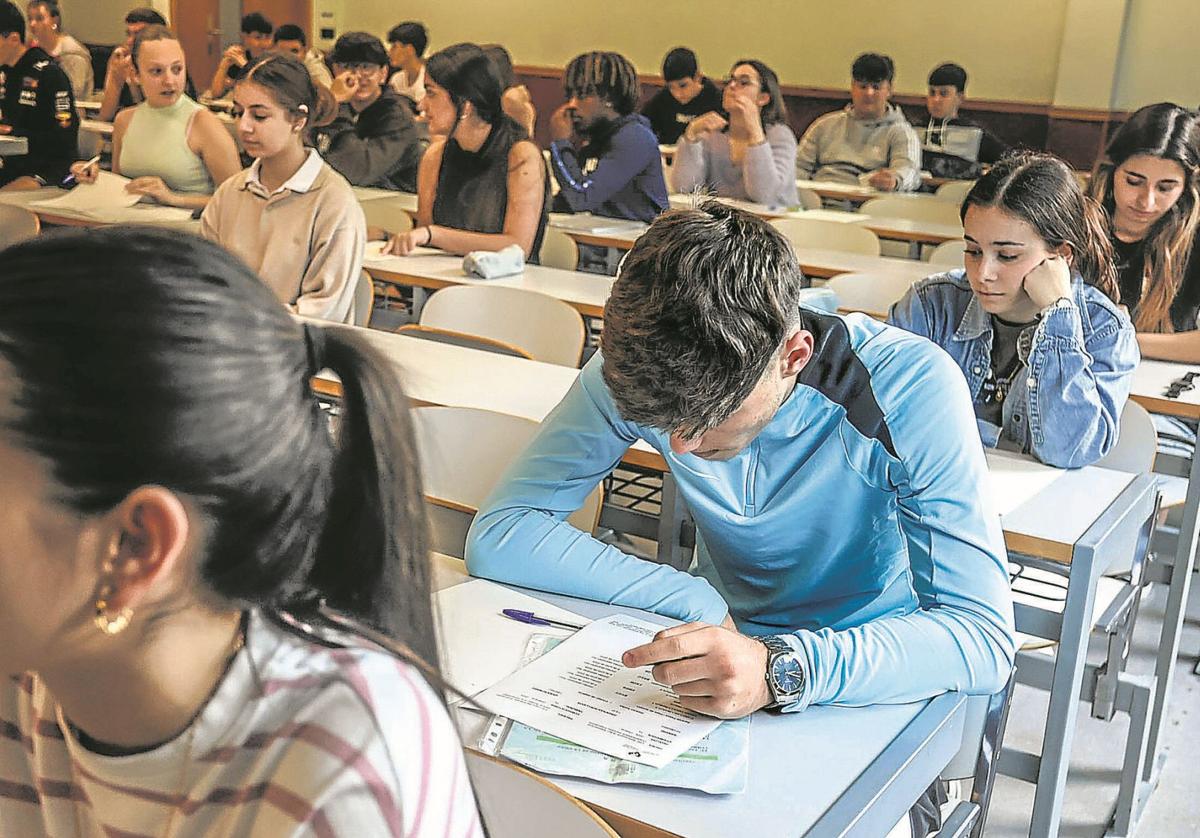 Estudiantes se enfrentan a un examen de la Selectividad, en junio de este año, en la Escuela de Ingeniería de Bilbao.