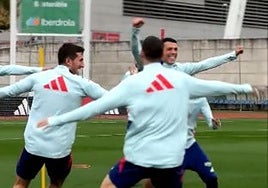 Vivian desata la locura en el entrenamiento de La Roja