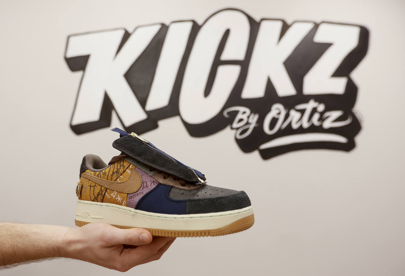 Asier, el joven de 22 años que ha abierto una tienda de zapatillas exclusivas en Bilbao