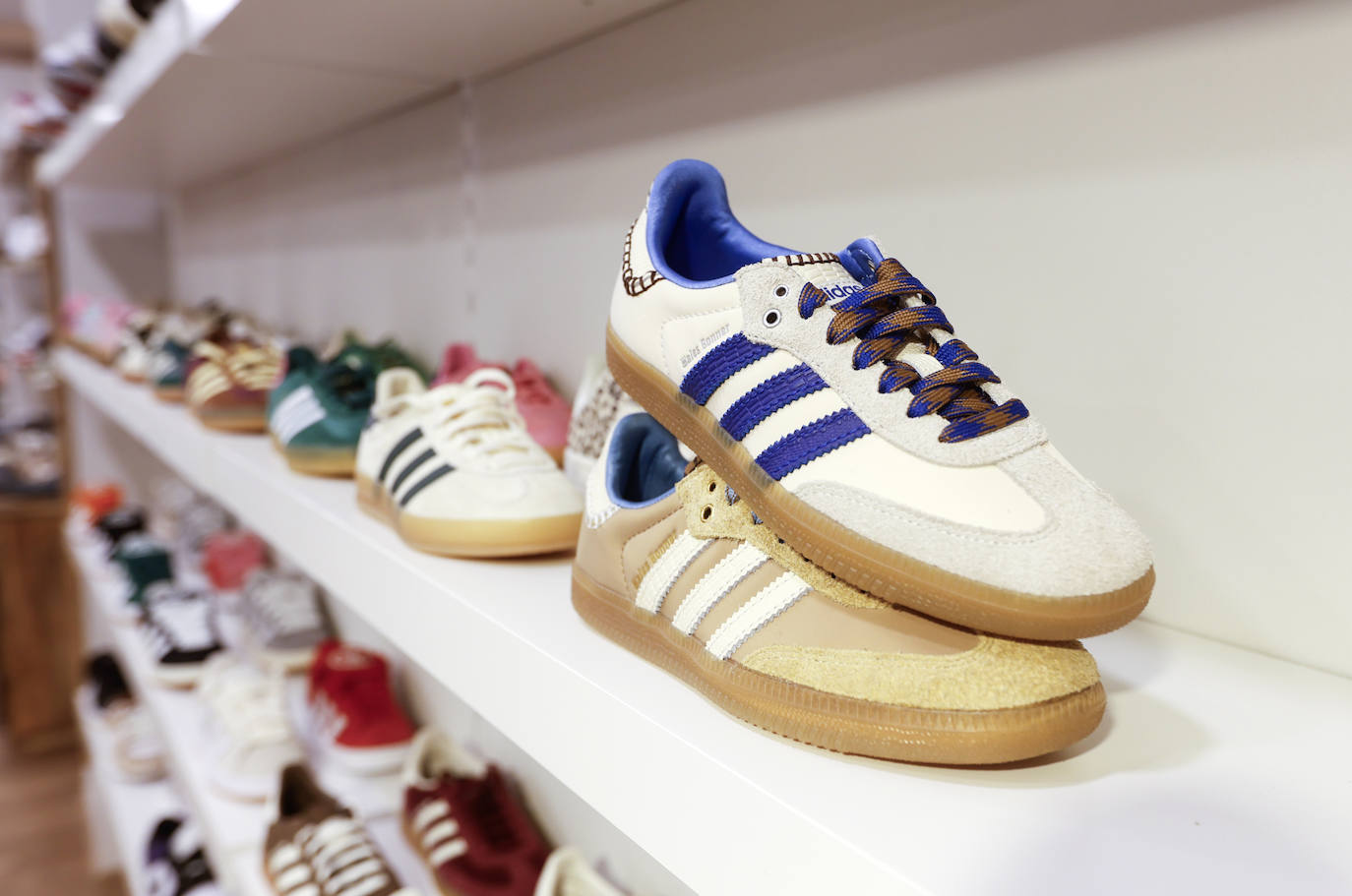 Asier, el joven de 22 años que ha abierto una tienda de zapatillas exclusivas en Bilbao