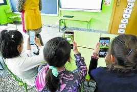 Alumnos de Infantil pendientes del teléfono móvil en el aula.