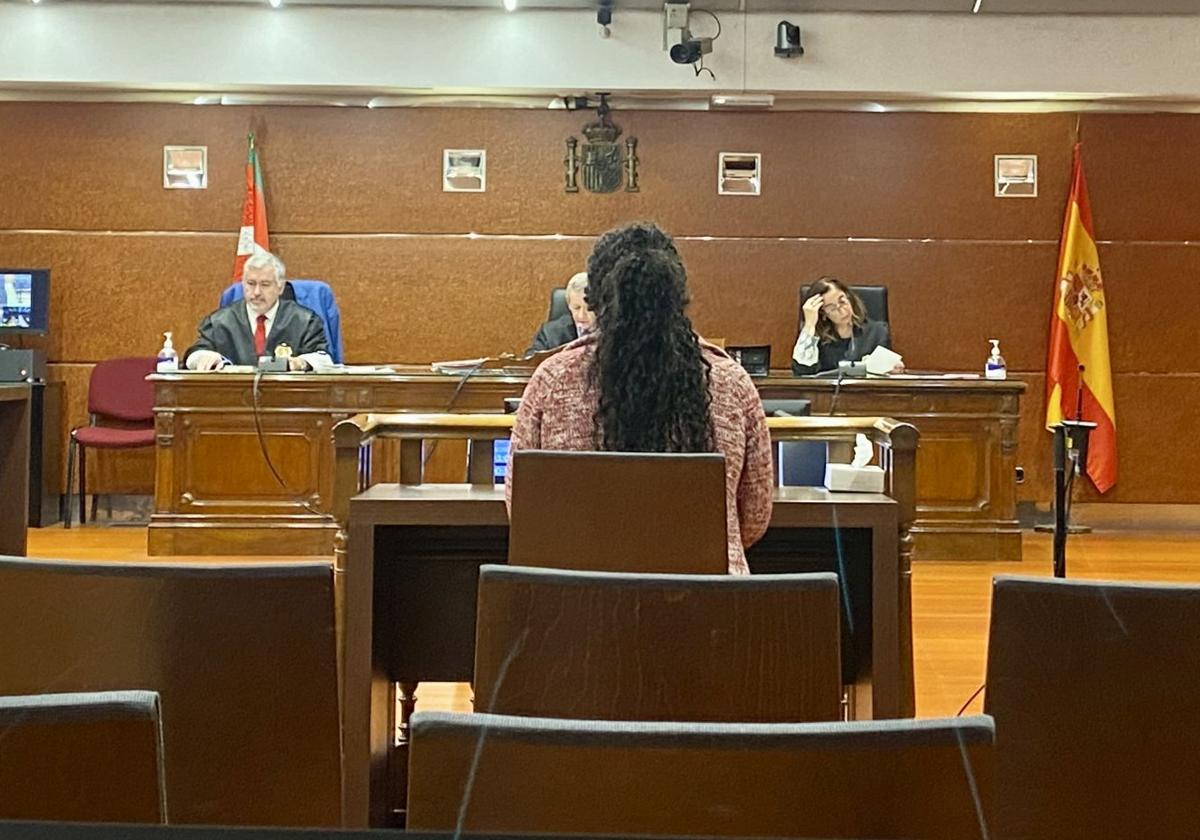 Una de las condenadas ayer, en la Audiencia Provincial de Álava.