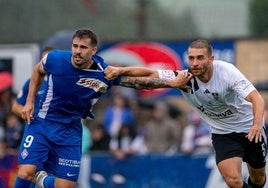 Kaxe forcejea con un defensa de la Segoviana en el primer partido de Liga.