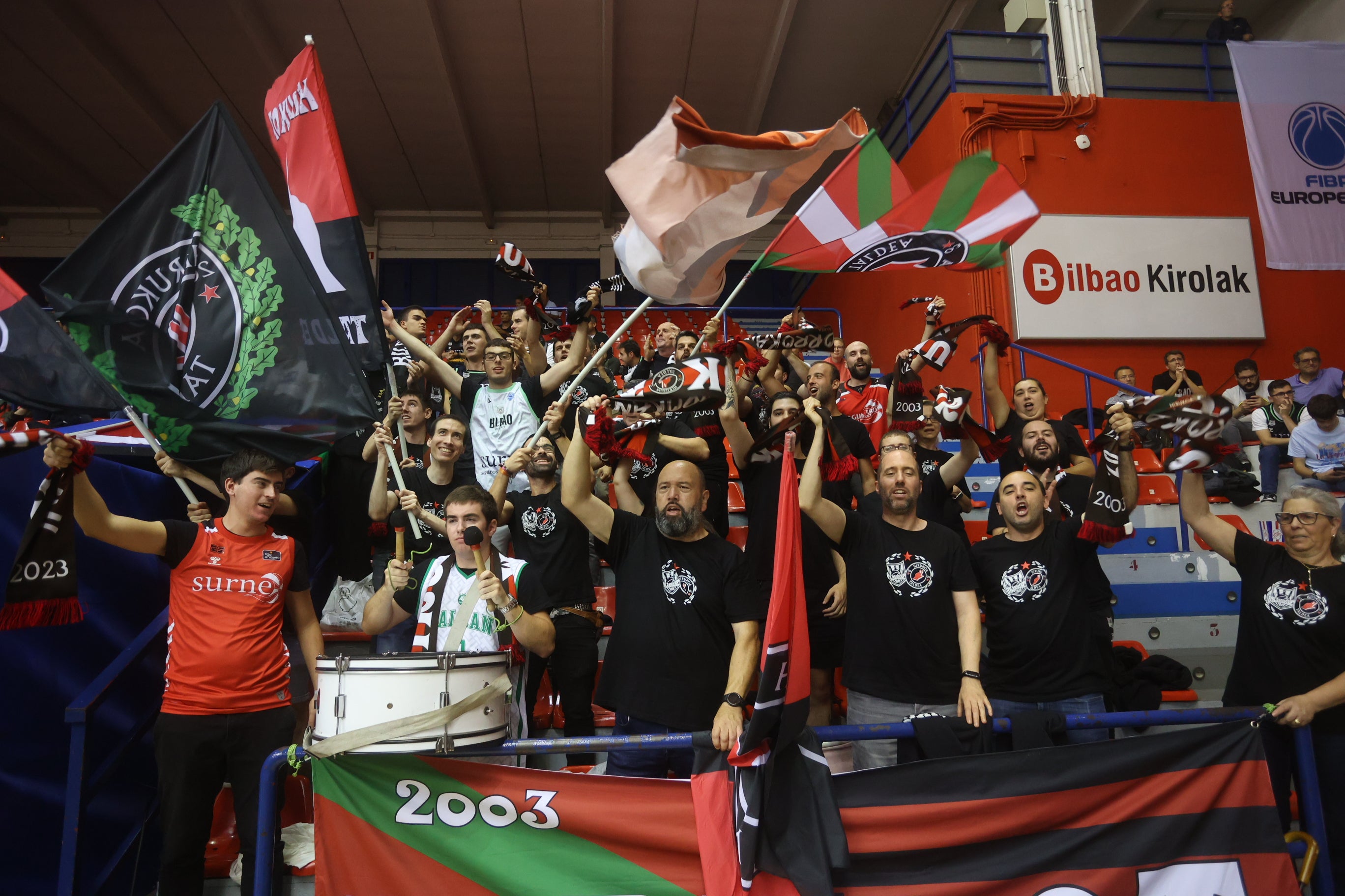 Aficionados del Bilbao Basket animan a su equipo