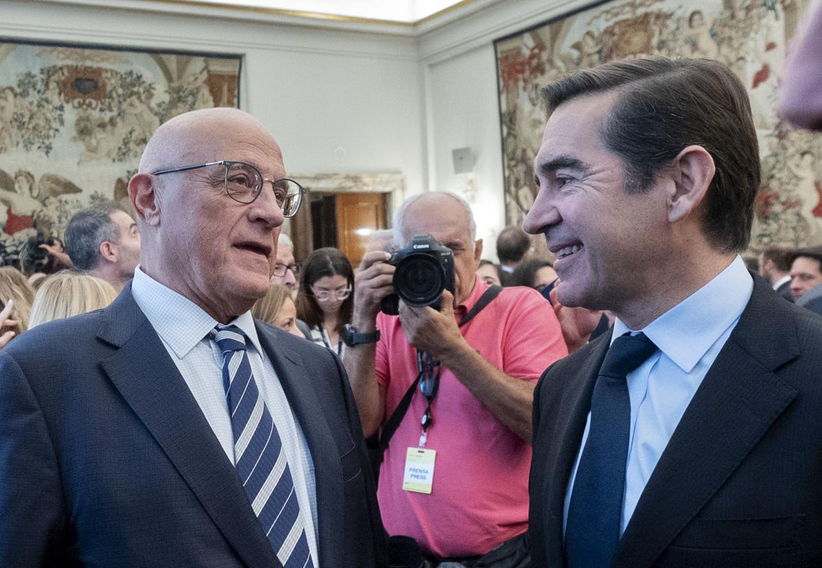 Josep Oliu, presidente de Sabadell, charla con Carlos Torres, de BBVA.