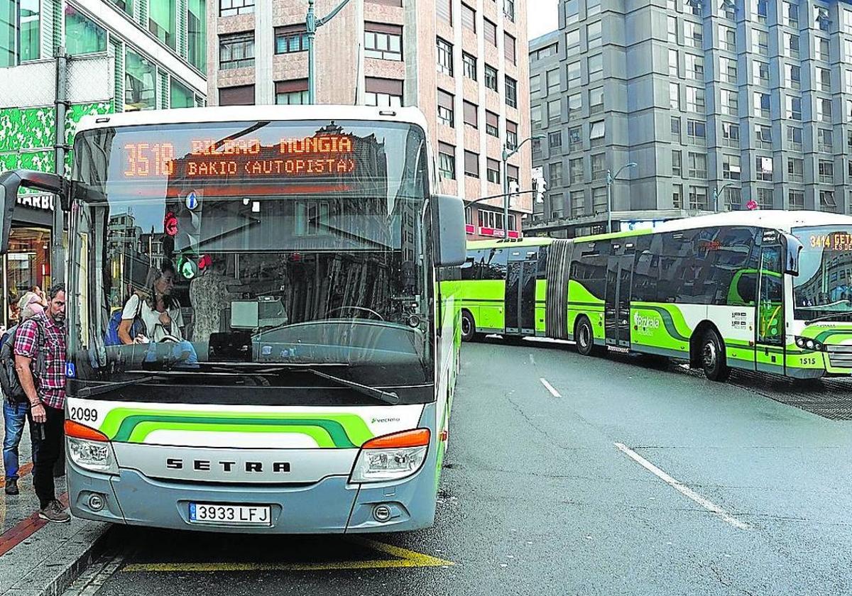 Autobuses de Bizkaibus circulando por el centro de Bilbao.