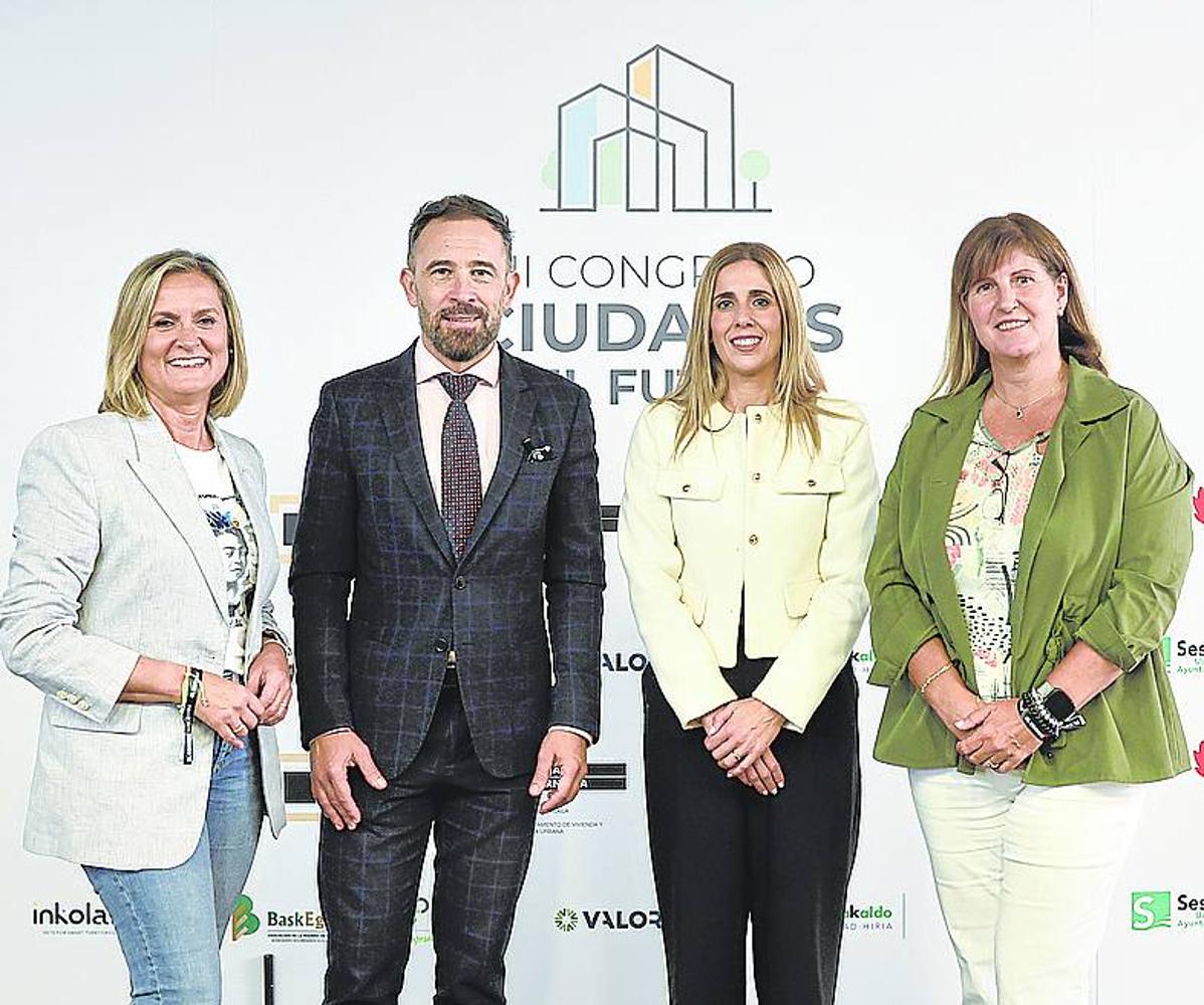 La alcaldesa de Barakaldo, Amaia del Campo; el consejero de Vivienda y Agenda Urbana, Denis Itxaso; la alcaldesa en funciones de Ermua, Beatriz Gámiz; y la regidora de Sestao, Ainhoa Basabe.