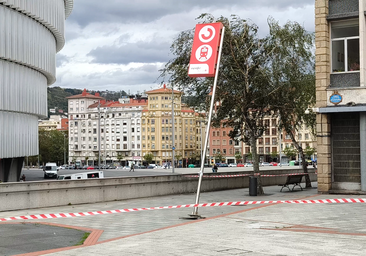 Una fuerte racha de viento derriba una señal junto a San Mamés