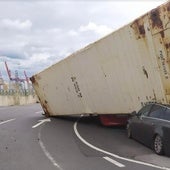 Un container aplasta dos coches azotado por el viento en el Puerto de Bilbao