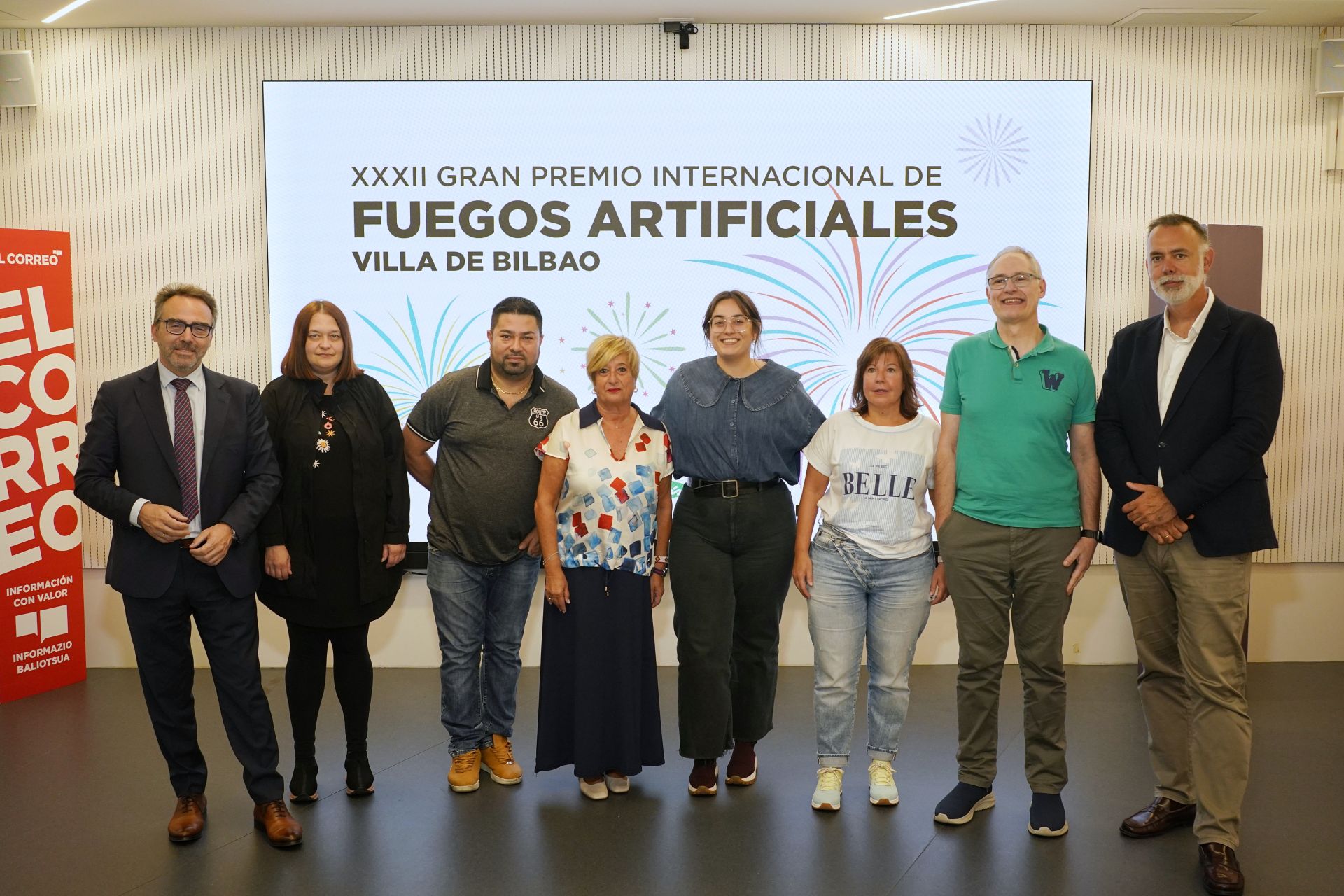 A la entrega de premios han acudido los ganadores, Itziar Urtasun, concejala de Igualdad, Cooperación, Convivencia y Fiestas, Jone Larrazabal, directora del área de Fiestas del Ayuntamiento, Carmelo Lezana (El Corte Inglés) y Antonio Barrena (EL CORREO).