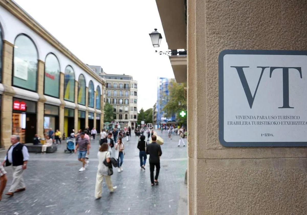 Placa de un piso turístico en la Parte Vieja de Donosti.