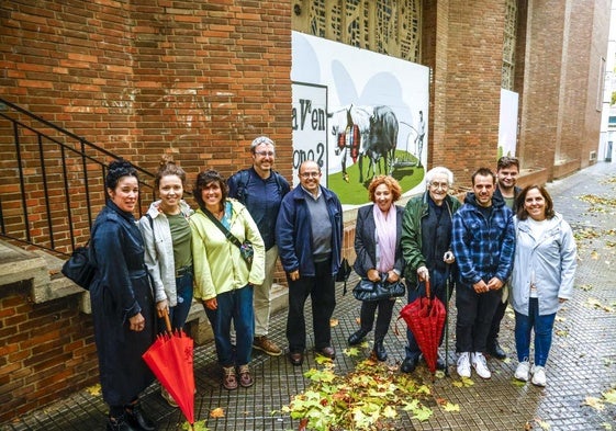 Vecinos de El Pilar en la inauguración de los murales junto con la concejala Miren Fernández de Landa, Miguel Ángel Lazpita y Diego Berruete