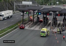 Un conductor resulta herido tras empotrarse contra el peaje de la Supersur
