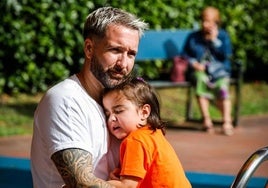 Borja Balparda junto a su hija Martina, que padece el síndrome de Fires.