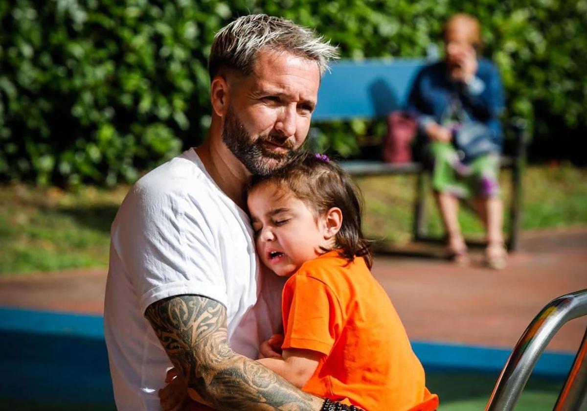 Borja Balparda junto a su hija Martina, que padece el síndrome de Fires.