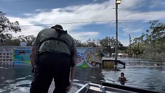 El angustioso rescate de un niño que flotaba sobre una valla en las inundaciones tras el huracán Milton