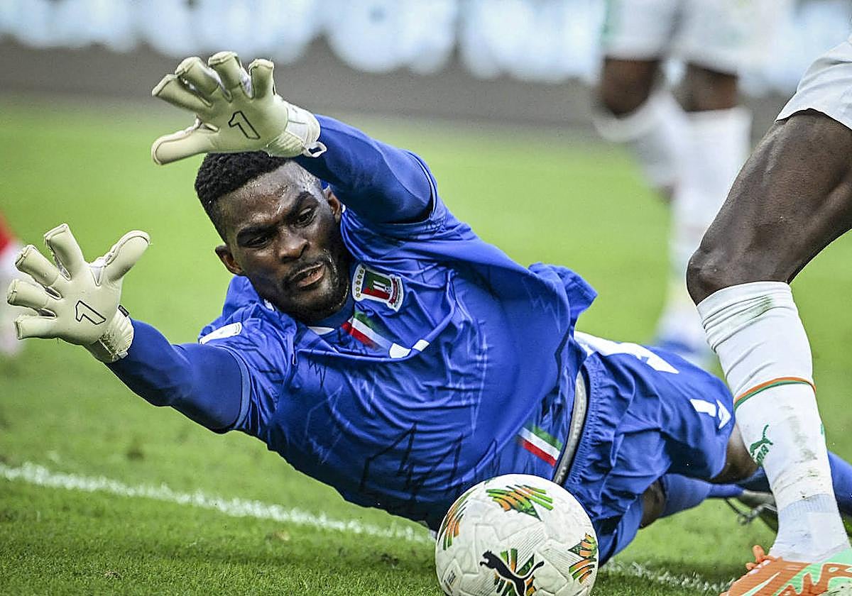 Owono bloquea un balón con Guinea Ecuatorial.