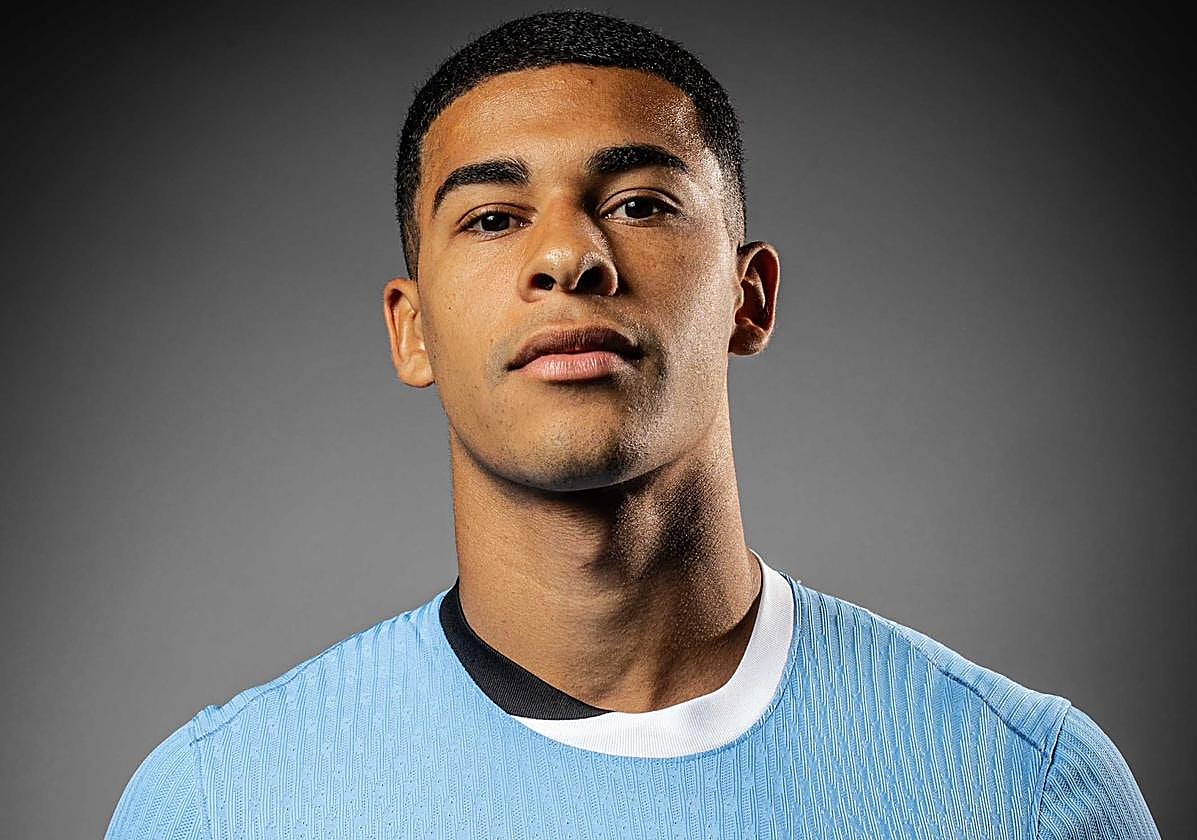 Santigo Mouriño posa con la camiseta de Uruguay.