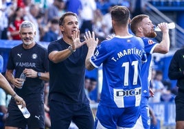 Luis García da ánimos a Toni Martínez durante un partido.